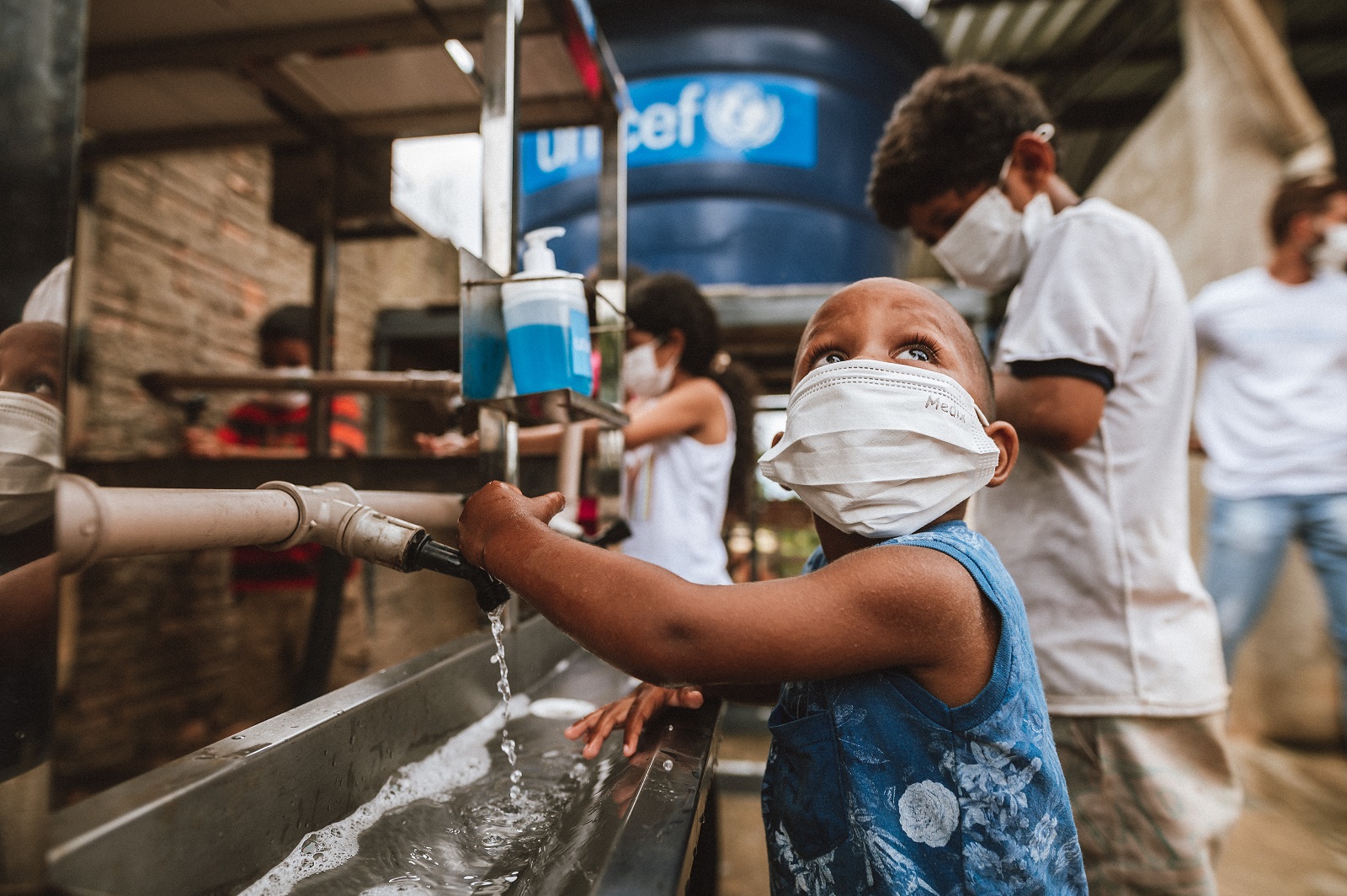 Tigre and UNICEF donate 500 washbasins to schools in the North and Northeast